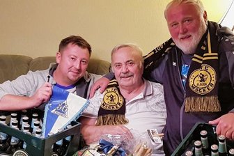 Der Methusalem des Vogtlandfußballs - Seit 1976 war Lothar Scherf (Mitte) für den Vogtländischen Fußballverband tätig. Marcel Singer (links) und Wolfgang Dörschel bedankten sich im Namen aller Vereine.