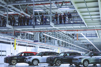 Der Mini wird ein Sachse: Warum es bei BMW in Leipzig rund läuft - und bei VW in Zwickau nicht - Mitarbeiter verfolgen den offiziellen Produktionsstart des BMW Mini Countryman im BMW Group Werk Leipzig.