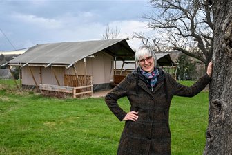 Der Mio-Campingplatz in Ottendorf: Eine Weltreise vor der Haustür - Mio-Chefin Birgit Fischer auf ihrem Minicampingplatz im Lichtenauer Ortsteil Ottendorf. Neu sind ihre beiden Glamping-Safarizelte für jeweils vier Personen mit allem Komfort.