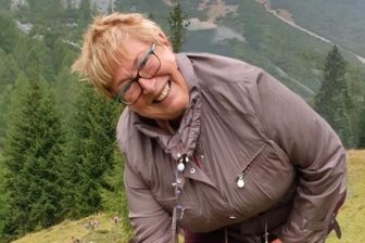 Der Miskus lässt sie auch im Ruhestand nicht los - Auf der Bachelalm zwischen Raumsau, Filzmoos und Dachstein in Österreich fand Regina Herberger im vergangenen September neue Freunde. Sie wurde hier von Murmeltieren begrüßt. Eins ließ sich sogar füttern.
