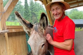"Der mit dem Esel geht" muss pausieren - Michael Rinderle und sein treuer Weggefährte Vaillant. Gegen den stämmigen Lastenträger fällt Heinz (links), der Esel der Familie Geißler vom Haus Fürstenberg in Waschleithe, klein und zierlich aus.