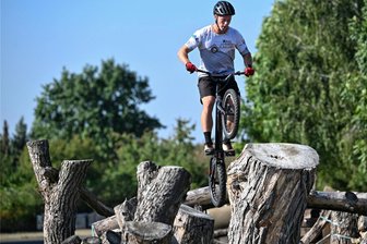 Der mit dem Rad tanzt: Robin Lehnert schraubt am Bike-Trial in Diethensdorf - Der ostdeutsche Meister im Fahrradtrial, Robin Lehnert, balanciert auf Baumstümpfen, Bahnschwellen und Betonteilen in Diethensdorf. Am Samstag findet dort erstmals eine Meisterschaft statt.
