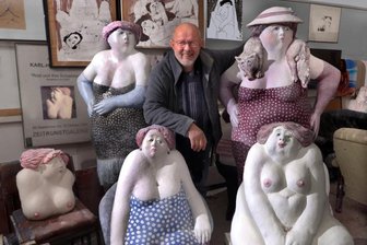 Der mit den dicken Weibern - Der Chemnitzer Bildhauer und Grafiker Karl-Heinz Richter inmitten seiner Weiberwirtschaft im Atelier.