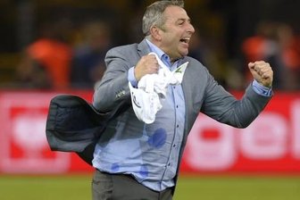 Der mit den Millionen jongliert - Wolfsburgs Manager Klaus Allofs - im Geschäft ein kühler Kopf - kann auch aus sich herausgehen. So nach dem Pokalsieg gegen Borussia Dortmund.