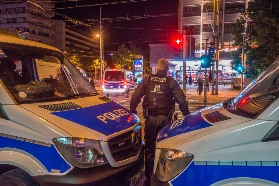 Der Mitternachtsprozess am Tatort Chemnitz - Polizeitransporter werden an der Chemnitzer Brückenstraße so rangiert, dass sie zusätzliche Barrieren auf der anderen Straßenseite bilden, die die Prozessbeteiligten vor unerwünschten Einflüssen von außen abschirmen.