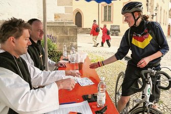 Der Mix aus Muskelkraft und Glück -  An zehn Stationen konnten sich die Teilnehmer Spielgeld abholen und die nächste Station erwürfeln. Hier ist Studentin Lisa Brombacher am Dom bei den "Freie Presse"-Redakteuren Jochen Walther (vorn) und Frank Hommel zu Gast. 