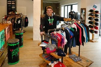 Der Modemacher als Handwerker: B2BA in Hohenstein-Ernstthal wird heute eröffnet - Ron Richter in seinem neuen Geschäft.