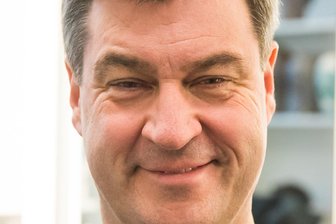 Der Möchte-schon-gern-Regent - Er weiß, wie Bilder wirken: Markus Söder (CSU) im Februar 2018 als bayerischer Noch-Finanzminister und Bald-Ministerpräsident. Er schlüpft in die Maske eines alten Herrschers, um bei der Fernsehsendung "Fastnacht in Franken" mit dabei zu sein. Er gibt Luitpold, den Prinzregenten in Bayern. Ein solcher hatte die Aufgabe, den König zu ersetzen, wenn dieser nicht mehr da war oder regieren konnte.