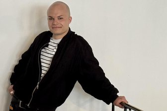 „Der Moment ist wichtiger als der Plan“: Schauspieler Milon Goetz in Freiberg gefeiert - Milon Goetz am Mittelsächsischen Theater in Freiberg – offen im Spiel, präsent im Moment.