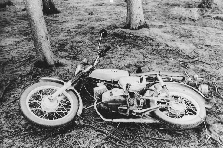 Der Mord, der das Vogtland erschütterte - Das Moped S 51 von Heike Wunderlich, wie es die Polizei am 10. April 1987 am Tatort fand. 