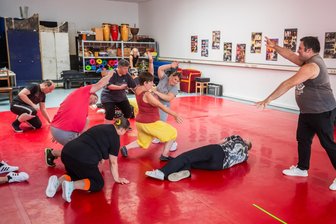 Der „Motion Composer“ wandelt Bewegung in Musik um: Wie eine Zwickauer Theatergruppe mächtig ins Schwitzen kommt - Die Teilnehmer der inklusiven Theatergruppe „Traud’sch“ probieren im Mondstaubtheater ein neuartiges Musikinstrument aus, den „Motioncomposer“. Dieser benötigt vollen Körpereinsatz.