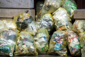 Der Müll-Ärger von Klingenthal: Fragwürdige Schreiben, Unzuständige und eine Rolle rückwärts - In einigen Straßen in Klingenthal werden wieder gelbe Säcke eingeführt, die aller vier Wochen abgefahren werden.