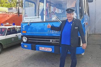 Der Muldaer und sein Ikarusbus - Gerd Saring vor seinem Ikarus. Der Bus ist 6,8 Tonnen schwer und hat 125 PS.