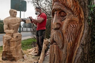 Der Muskelmann aus dem Lindenstamm: Köttwitzscher schnitzt mit der Kettensäge - Marcel Hoppe aus Köttwitzsch erschafft Holzfiguren mit Kettensäge und Schleifwerkzeug.