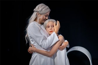 Der Mythos Europa: Bis zum Ende durchgespielt - Katka Kurze (Europa) und Annika Ziegler (Kind) in „Europa flieht nach Europa“.