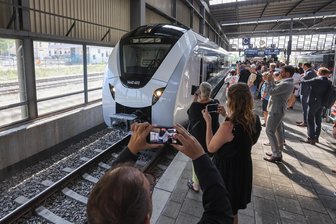 Der neue Batteriezug für die MRB-Strecke nach Leipzig: Was er kann und warum er so wichtig ist - Ein gefragtes Fotomotiv am Montag auf dem Chemnitzer Hauptbahnhof: einer der ersten fertigen Akku-Züge des Herstellers Alstom. 