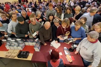 Der neue Bestseller zu Geschichte Sachsens präsentiert: Hunderte Gäste feiern Sabine Ebert in der Nikolaikirche Freiberg - Dicht umlagert war der Stand in der Nikolaikirche Freiberg, an dem Sabine Ebert vor ihrer Lesung bereits Bücher signierte.