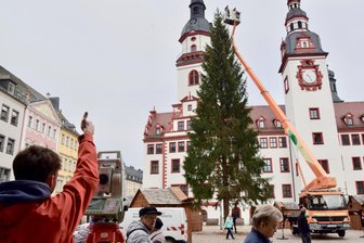 Der neue Chemnitzer Weihnachtsbaum: Kleiner, aber dafür schick - Mitarbeiter von Wuttke-Vermessung wurden mittels Hebebühne direkt an die Spitze des Baumes gefahren, um die höchste Fichtennadel mitzunehmen.