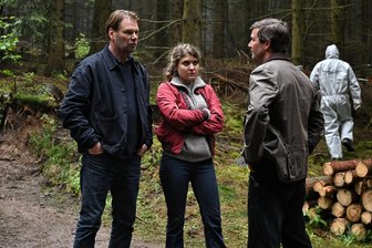 Der neue Erzgebirgskrimi: Die beste Episode bisher? - Kommissar Winkler (Kai Scheve) und seine Kollegin Szabo (Lara Mandoki) ermitteln dieses Mal im Osterzgebirge. Am Fundort der Leiche treffen sie erstmals auf den Bürgermeister Björn Haberkorn (Thomas Scharff, rechts). Ist er der Mörder?
