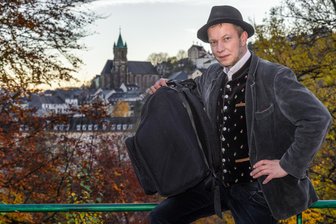 Der Neue im Annaberger Krippenweg: Dieser Erzgebirger mit dem Schifferklavier berührt die Herzen der Menschen - Wandermusiker Jörg Heinicke: „In unserer Familie wurde immer viel musiziert - und mit meiner Mutter habe ich im Bett als Kind oft Lieder gesungen.“
