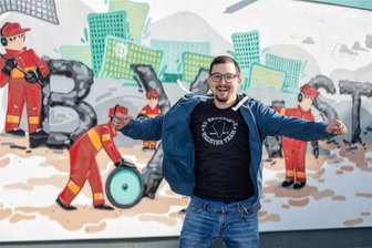 Der Neue im Plauener Jugendclub Boxenstop ist schon ein alter Hase - Pascal Ulbrich, der neue Leiter des Jugendzentrums Boxenstop, hat meist gute Laune - und steckt die Kinder und Jugendlichen an, die in seinem Treff ihre Freizeit verbringen.