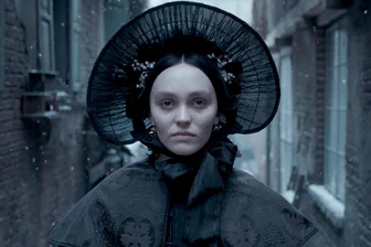Der neue „Nosferatu“: Ein Meisterwerk des Genrekinos - Lily-Rose Depp als Ellen Hutter in einer Szene des Films „Nosferatu – Der Untote“.