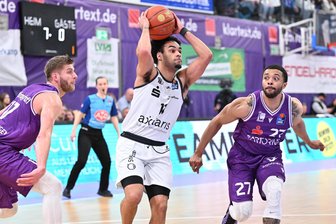 Der neue Spielmacher der Niners Chemnitz: Blicken Sie in dieser verrückten Liga eigentlich durch, Jacob Gilyard? - Jacob Gilyard (hier gegen Mathis Mönninghof, links, und Marcus Shaver) war beim 94:90-Sieg der Niners Chemnitz bei der BG Göttingen mit 24 Punkten bester Werfer der Gäste.