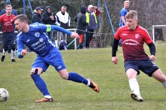 Der neue Sprecher des CFC: Zwischen Fußball und Fußball - Christoph Antal (l.) ist Kapitän bei Barkas Frankenberg (hier gegen Marc Schreiber vom TSV Großwaltersdorf). 
