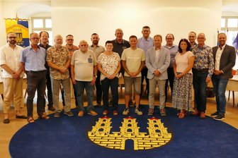 Der neue Zschopauer Stadtrat: Los entscheidet über OB-Stellvertreter - Jörn Lüdecke, Niels Sigmund, Patrick Frohs, Martin Gerlach, Jens Wagner, David Kessmann, Dr. Mirko Caspar, Matthias Bilz, OB Arne Sigmund (hinten von links), Uwe Stöckel, Klaus Baumann, Jürgen Hetzner, Anja Schreiter, Roberto Löbel, Veikko Bartsch, Heide Uhlig und Peter Uhlig (vorn von links). Nicht auf dem Foto: Frieder Meyer und Swen Firlej.