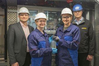 Der neueste Coup der Bergakademie: Freiberg auf dem Weg zur ersten Industrieanlage für umweltfreundliches Kerosin in Deutschland - Prof. Martin Gräbner (von links), die wissenschaftlichen Mitarbeiterinnen Malena Peuker und Katina Krell sowie Dr. Mario Kuschel von CAC Engineering präsentieren ein Vorprodukt zum klimaneutralen Kerosin.