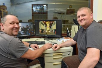 Der neueste Coup der Gahlenzer Holzkunst: Riesen-Pyramide dreht in Texas ihre Runden - Botschafter des Erzgebirges: Tobias Fritzsch (44/rechts) und Matthias Schiebold (51) sind nach Gahlenz zurückgekehrt und schauen sich ihre Fotos vom Aufbau in Texas an.