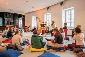 Der neueste Hit in Chemnitz - Babys lauschen ihrem ersten Konzert - Musik für die ganz Kleinen:Das erste Konzert für Babys im Operncafé war ausverkauft.