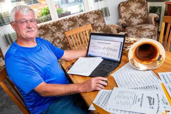 Der Notenretter aus dem Erzgebirge: André Wulf aus Lippersdorf komponiert für einen norwegischen Verlag - André Wulf beim Komponieren. Der Lippersdorfer nimmt alte unvollendete Musikstücke her und bringt diese zu einem Ende.