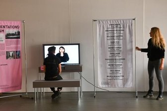 Der NSU, die Opfer und das Erinnern - Aufarbeiten und erinnern will die Ausstellung Offener Prozess in der Neuen Sächsischen Galerie. An der letzten Station lernen Besucher, die Namen der zehn Opfer der neonazistischen Terrorgruppe richtig auszusprechen. Hannah Zimmermann (rechts) ist für die politische Bildungsarbeit zuständig.