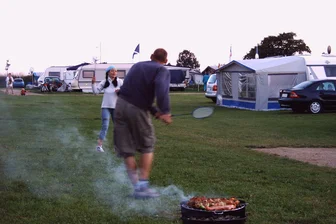 Der NSU im Urlaub: Zeugen erinnern sich an „nette“ Camping-Nachbarn - Federball vorm gemeinsamen Grill-Abend: Auf arglose Urlaubsbekannte wirkten Beate Zschäpe und Uwe Böhnhardt (im Bild) wie auch Uwe Mundlos während gemeinsamer Wochen an der Ostsee hilfsbereit und kommunikativ.