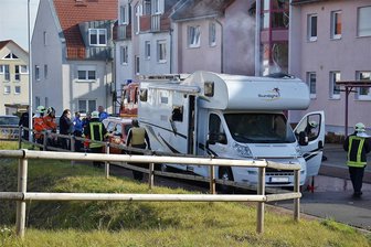 Der NSU und die „Spur 32“: Floh Beate Zschäpe nach der Explosion in Zwickau zu Thüringer NPD-Mann? - In dem qualmenden Wohnwagen im Eisenacher Ortsteil Stregda entdeckten Feuerwehrleute und Polizisten am 4. November 2011 zwei Leichen, die sich als die Überreste der Rechtsterroristen Uwe Mundlos und Uwe Böhnhardt entpuppten.
