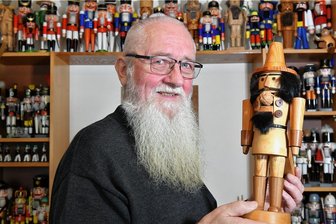 Der Nussknacker-König von Sayda - Michael Hartmann zeigt einen Nussknacker, den ein Privatmann aus Niederfrauendorf Anfang der 80er-Jahre aus verschiedenen Holzarten gefertigt hat. (2)