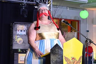 Der Obelix von Oelsnitz steigt in die Bütt und zieht vom Leder - Oberbürgermeister Mario Horn stieg stilecht als Obelix in die Bütt.