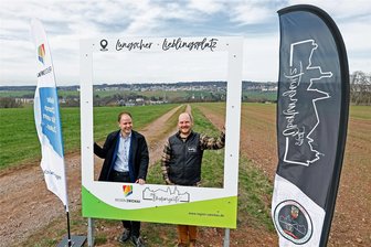 Der Oberlungwitzer Bilderrahmen am Wanderweg soll auch selbst auf Wanderschaft gehen - Bürgermeister Thomas Hetzel (re.) mit Landkreissprecher Sebastian Brückner im neuen Bilderrahmen.