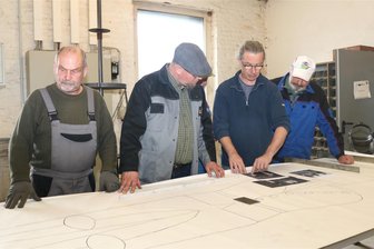 Der Oederaner Engel bekommt einen Bergmann aus Falkenau - Rolf Büttner (2. v. r.) bespricht mit Mitstreitern die nächsten Arbeitsschritte. Der Chef der Volkskunstschule Oederan hatte vor zwei Jahren einen Lichterengel entworfen. Jetzt ist ein Bergmann dran.