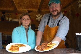 Der Oelsnitzer Weihnachtsmarkt im Preis-Check - Bambes in allen Variationen werden an der Bude von Karsten Thumser verkauft. Katharina und Stefan sorgen für die Zubereitung.