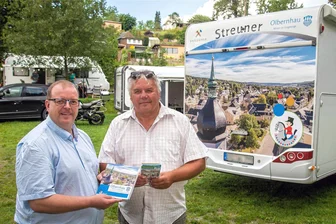 Der Olbernhauer Botschafter in Sachen Welterbe Montanregion Erzgebirge - Udo Brückner (l.), Leiter der Touristinformation, unterstützte Wolfram Wiener  beim Aussuchen des Bildes für das Wohnmobil.