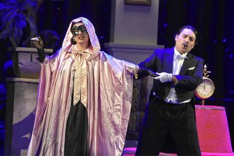 „Der Opernball": Glanzvolle Premiere eines Klassikers in Bad Elster - Szene mit Bénédicte Hilbert als Stubenmädchen Hortense und Francisco Huerta als Georges Duménil.