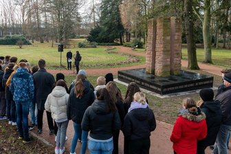 Der Opfer des Holocaust gedacht - Am Mahnmal am Schwanenteich haben am Donnerstag in Mittweida mehr als 50 Bürgerinnen und Bürger, Vertreter der Stadt Mittweida sowie Schüler des Gymnasiums der Opfer des Holocausts gedacht.