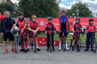 Der Optimismus ist bei den Zwickauer Radsportlern zurück - Henry Neumann (links) führt als Abteilungsleiter seit einiger Zeit die Geschicke bei den Radsportlern des ESV Lok Zwickau. Ebenso wie die Nachwuchssportler freut er sich, dass Aushängeschilder wie Nicolas Heinrich (Dritter von rechts) – hier beim Sparkassencup im September in Eckersbach – den Kontakt zum Heimatverein halten.
