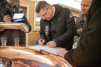Der Ort seiner Kindheit: Landrat trägt sich ins Goldene Buch von Bad Brambach ein - Landrat Thomas Hennig durfte sich in das Goldene Buch von Bad Brambach eintragen.