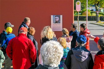 Der „Oskar Schindler von Reichenbach“: Gedenktafel für Judenretter Willy Rudolf Foerster eingeweiht - An der Enthüllung der Tafel nahmen neben Jesse und Jerome Foerster (rechts) interessierte Bürger teil.