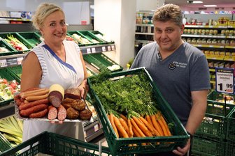 „Der Ossi will nicht an die Fleischtheke“: Händler in Gersdorf bangen um ihre Dorfläden - Manuela Lotz kümmert sich im Edeka-Markt von Mike Löffler um die Fleischtheke.