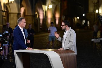 „Der Osten“ und „Der Girschkarten“: Lukas Rietzschel über Debatten in Endlosschleife - Lukas Rietzschel erklärt den Osten .... ZDF-Moderator Christian Sievers (links) und Rietzschel bei einer Live-Sendung des „heute journals“ in Görlitz im letzten Jahr.
