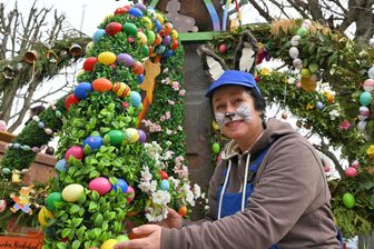 Der Osterbrunnen Lugau ist geschmückt - Auch „Osterhase“ Judith Weigel von der Kita „Kinderland“ war dabei.